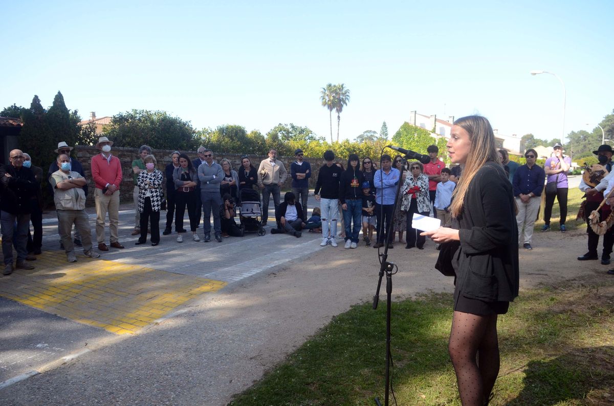 La hija menor de Corbacho, Julia, dirigiéndose al público asistente al acto celebrado en el Monte Central.