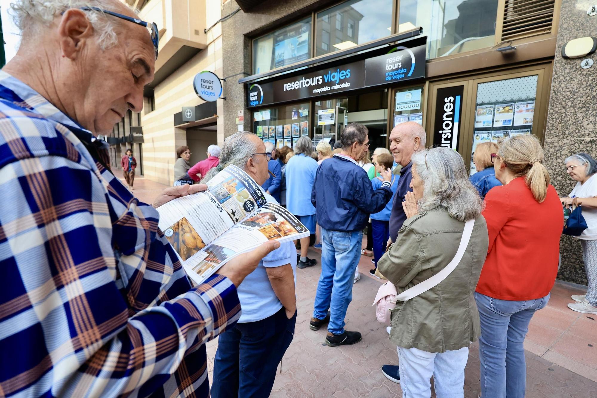 Alud de jubilados en las agencias de Castellón para 'cazar' un viaje del Imserso