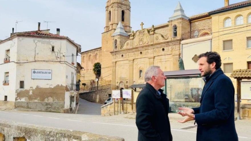 El alcalde de Peralta de la Sal, Luis Fuster, y el presidente de la DPH, Isaac Claver. | DIPUTACIÓN PROVINCIAL DE HUESCA