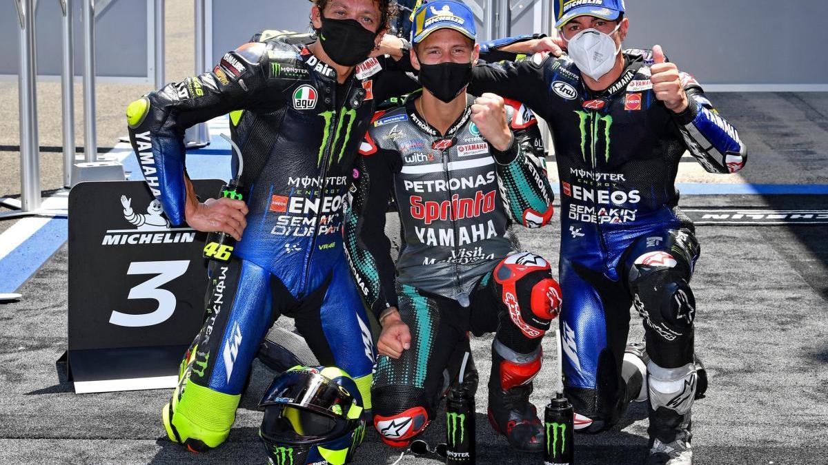 Quartararo, al centre, amb Rossi i Viñales, al pòdium de MotoGP |