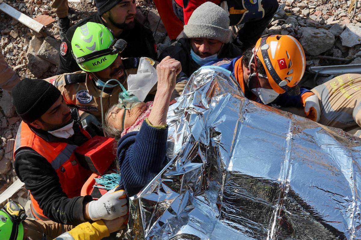 Saadet Sendag, una mujer turca que fue 177 horas después del terremoto en Hatay, Turquía.