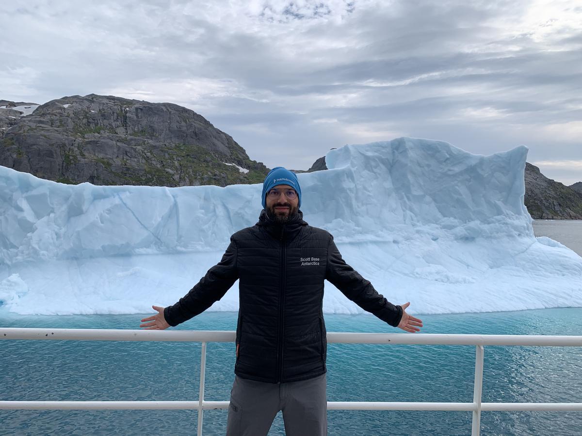 El científico canario Federico Baltar,  en una campaña oceanografica en la costa de Groenlandia.