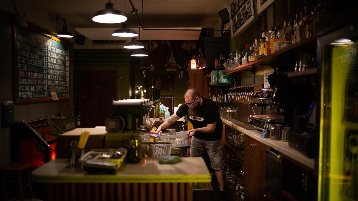 Un camarero en el interior de un bar de Barcelona