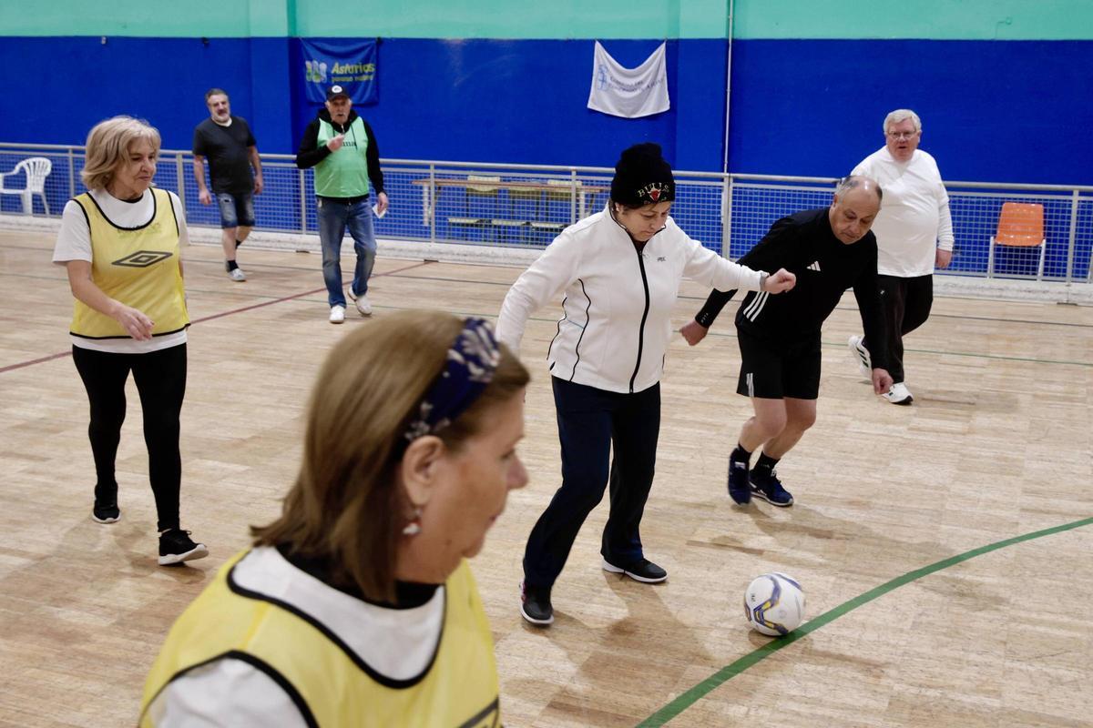 Fútbol andando, el deporte de moda entre los mayores de Langreo