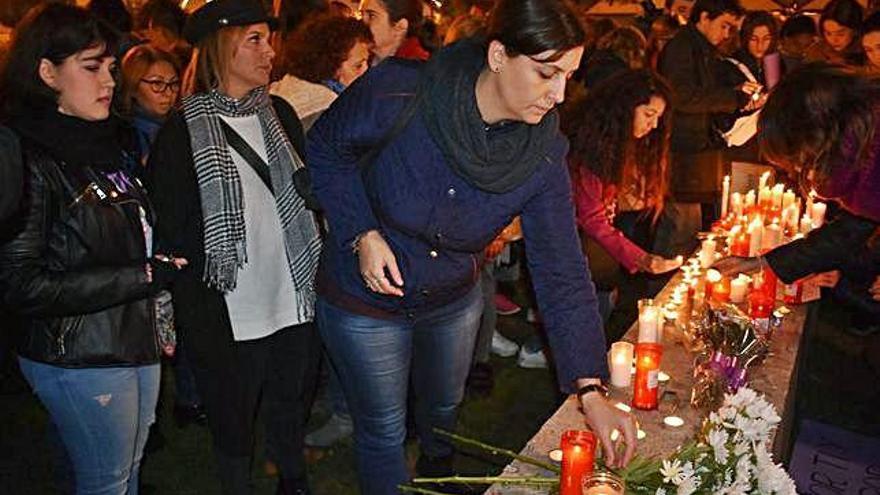 Ciudadanos alumbran velas en Huelva, ayer.
