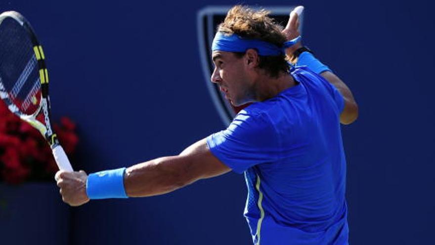 Rafa Nadal devuelve la pelota al francés Mahut.