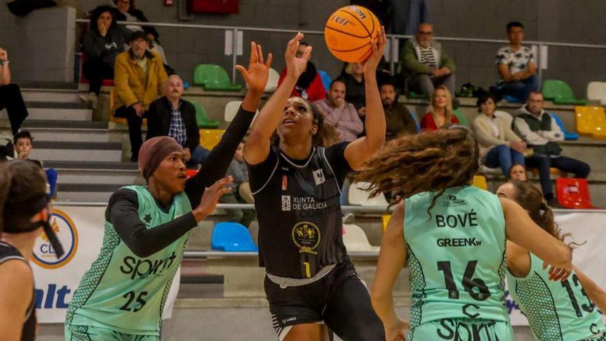 Ezumah realizó un gran trabajo bajo tableros. |  Iñaki Abella