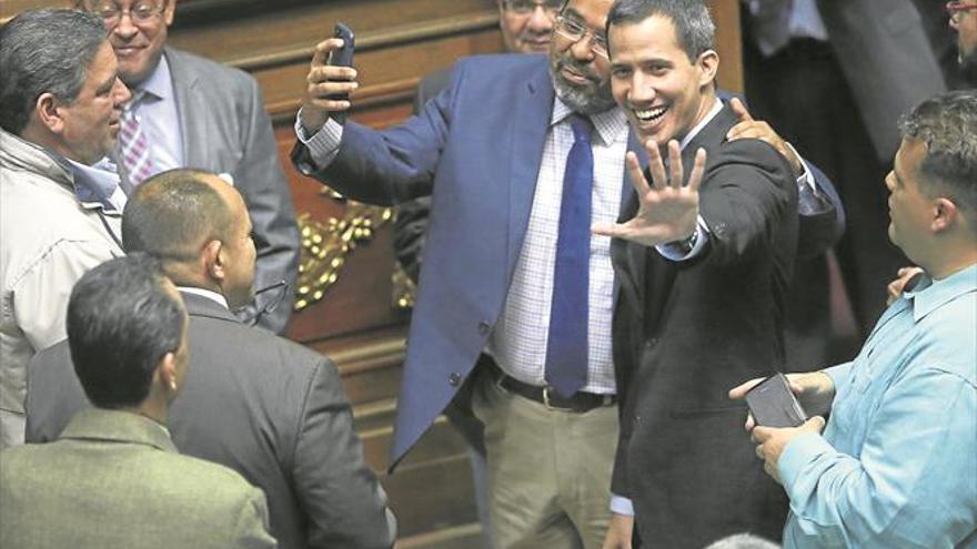 Guaidó legisla una transición mientras el Estado le investiga