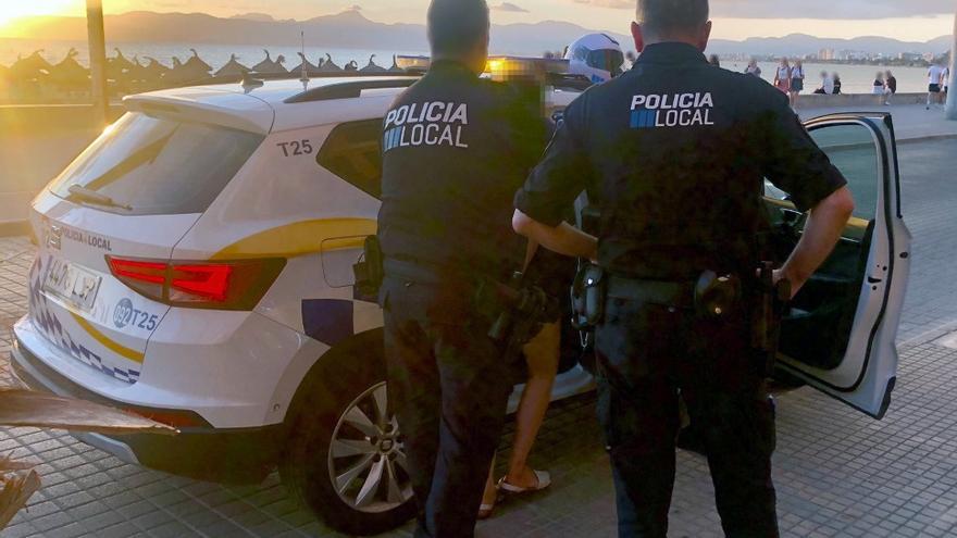 Una de las mujeres detenidas por un robo con violencia a turistas en playa de Palma.