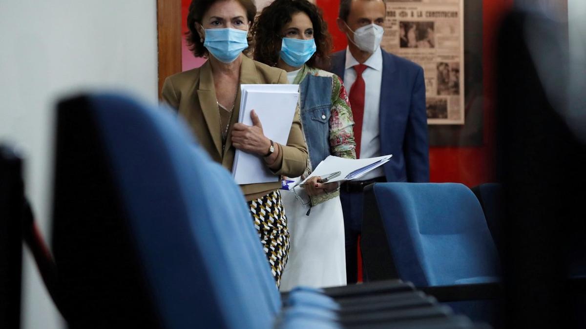 La vicepresidenta primera del Gobierno, Carmen Calvo, junto a la portavoz, María Jesús Montero, y el ministro de Ciencia, Pedro Duque, antes de la rueda de prensa de este 8 de septiembre en la Moncloa.