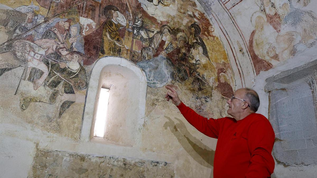 José Patallo muestra las pinturas murales de la iglesia de Restiello, en Grado, del siglo XVI.