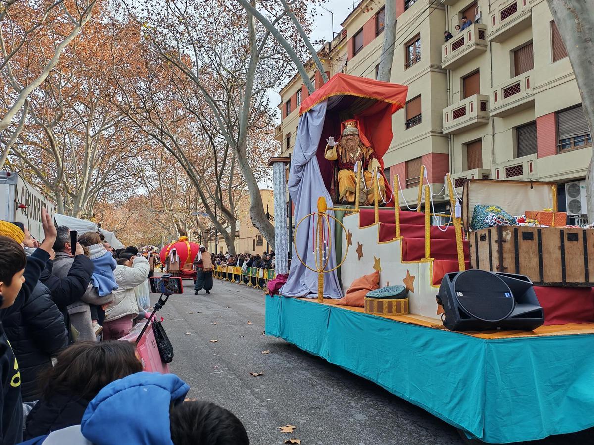 El rey Gaspar desfila en la cabalgata de Xàtiva, este martes.