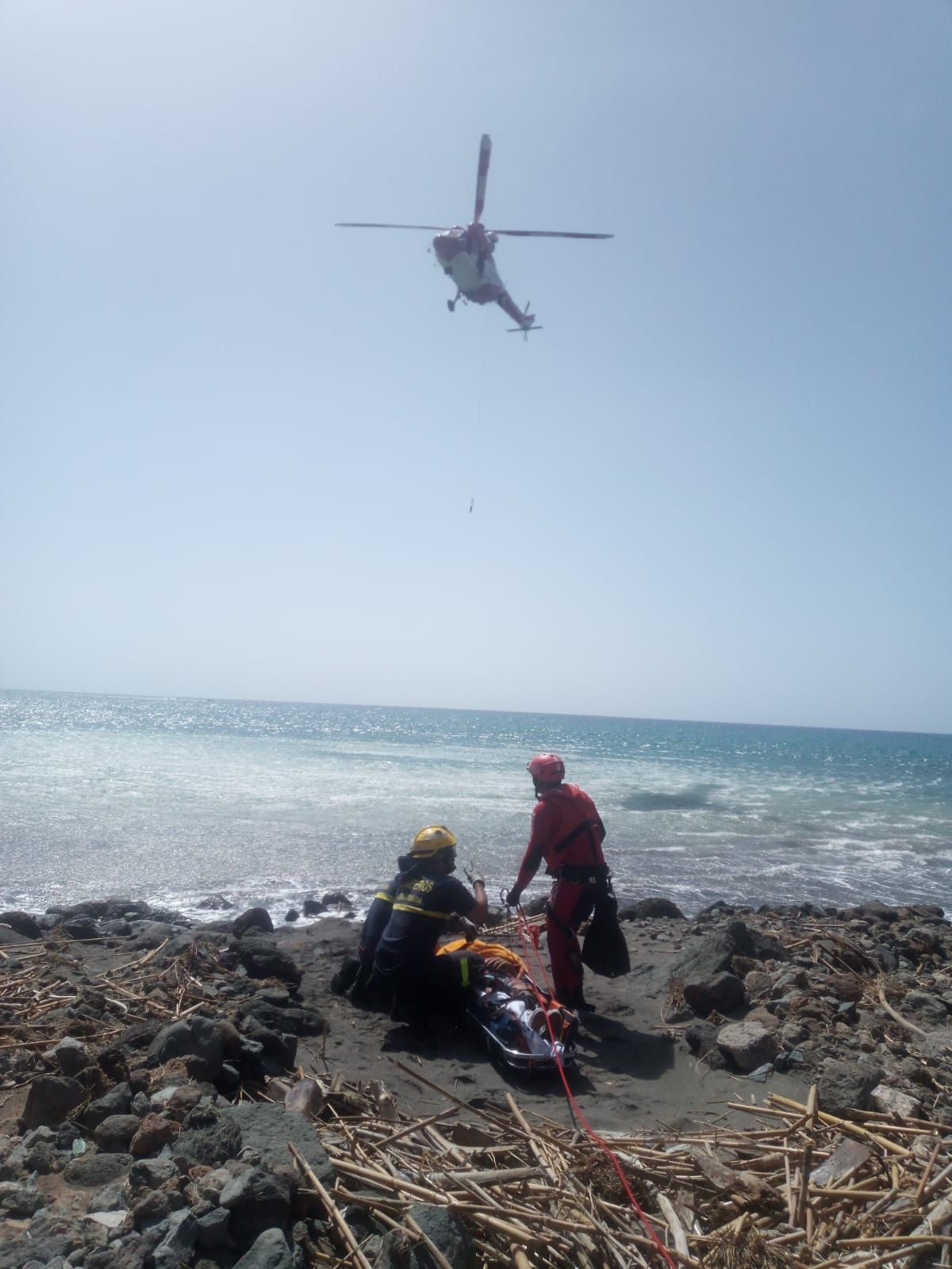 Una mujer sufre una caída en la playa de Tiritaña