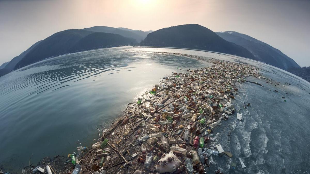 Solo un 15% de los plásticos permanecen en la superficie de los oceanos