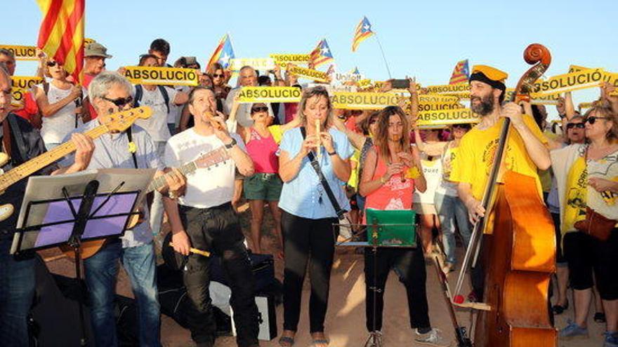 Concert de Músics per la Llibertat davant de la presó de Lledoners.