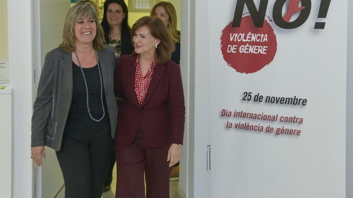 Carmen Calvo y Núria Marín durante su visita al CAID de L'Hospitalet