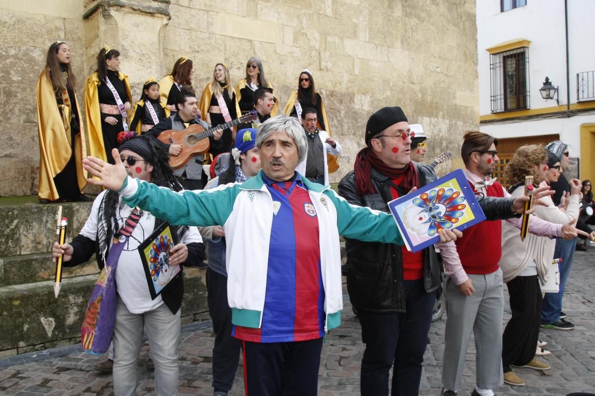 FOTOGALERÍA/ Pasacalles de Carnaval en el puente romano de Córdoba