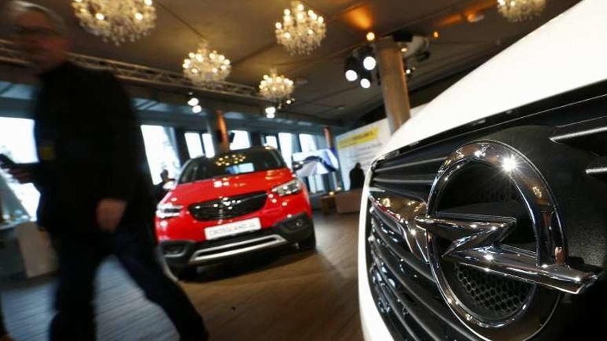 Dos modelos de Opel en el salón de Francfort (Alemania). // Reuters