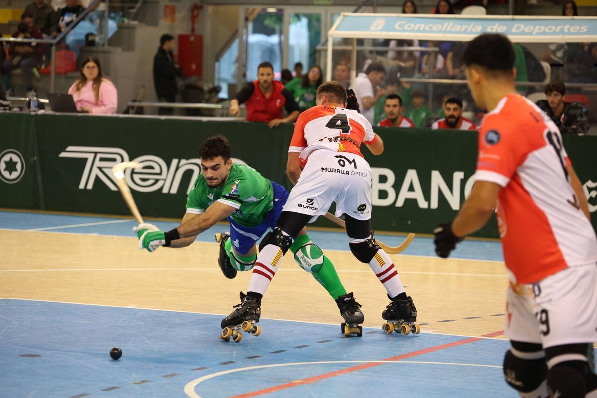 Bruno Saavedra pugna por una bola en el Liceo-Shum.