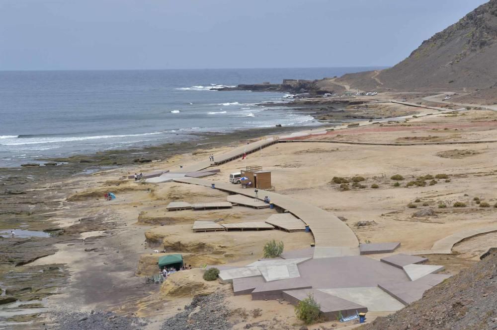 Cerrada la playa de El Confital por un vertido fecal