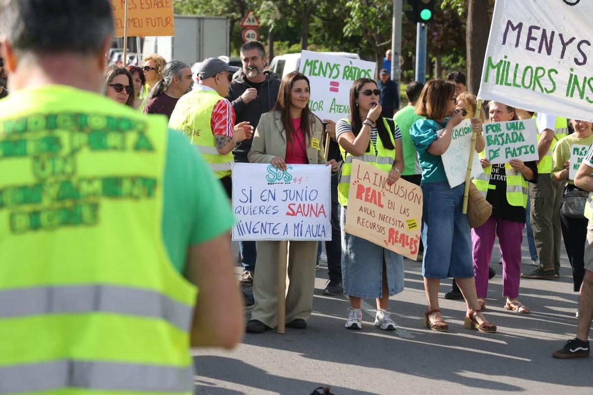 Huelga de docentes en Alicante: la manifestación llega a la Avenida de Dénia