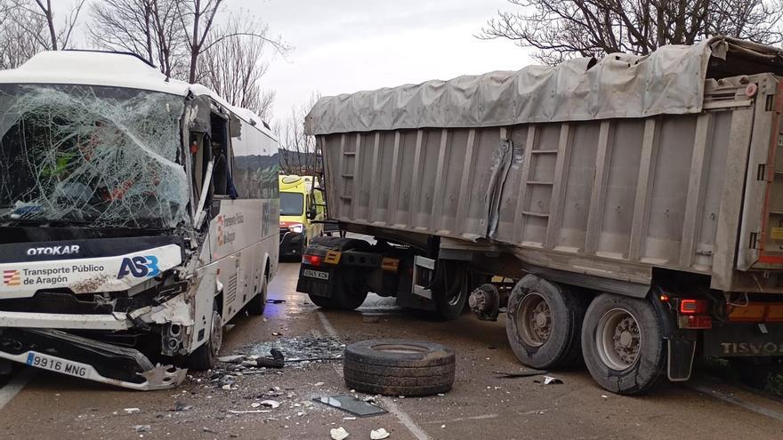 El autobús y el camión de arcilla que se han visto implicados en un accidente en el límite entre Aguaviva y Mas de las Matas.