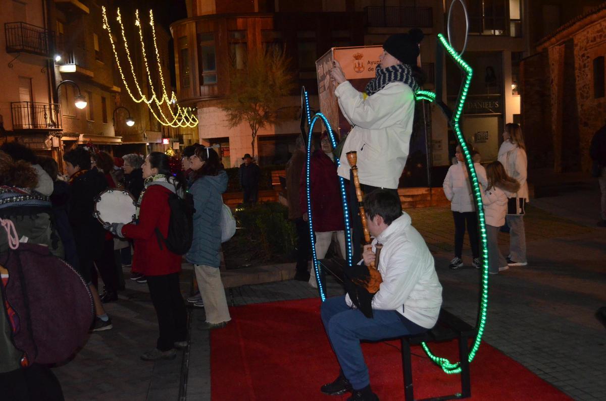 El pasacalles de folclore en Benavente, en imágenes