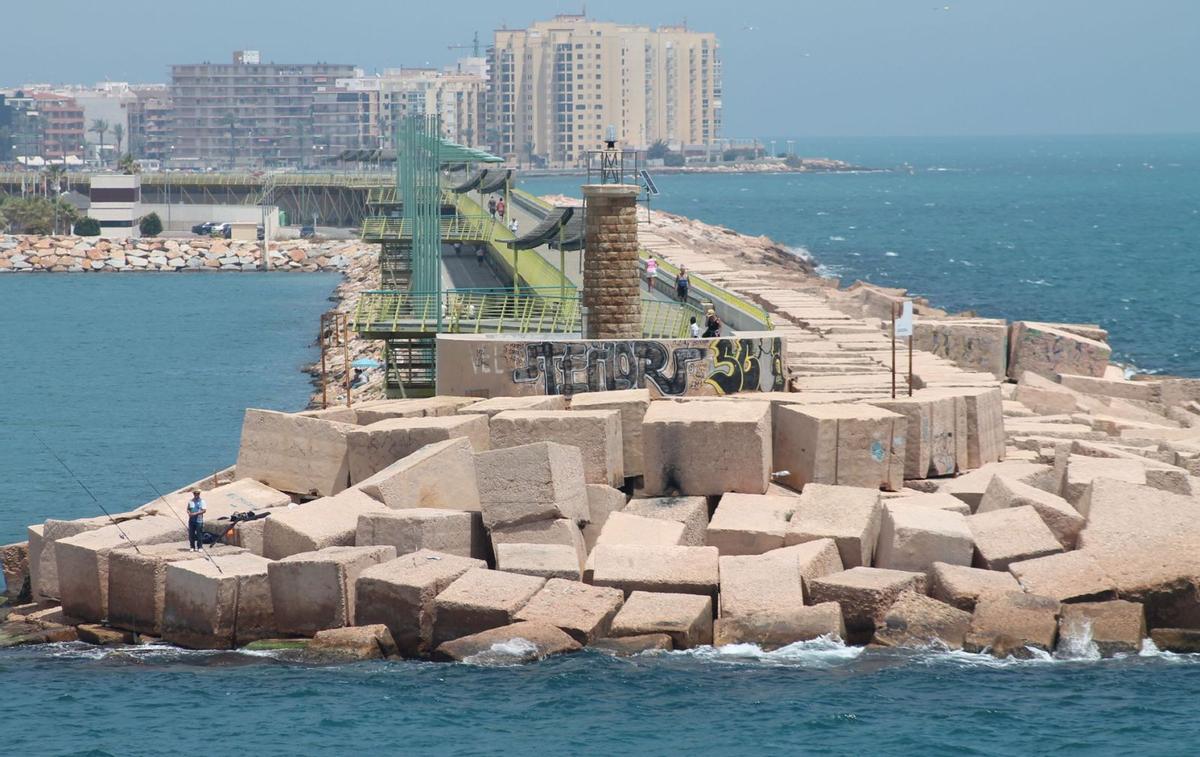 Paseo voladizo del Dique de Levante de Torrevieja, captada desde fuera de bocana, en una imagen de archivo. | D.PAMIES