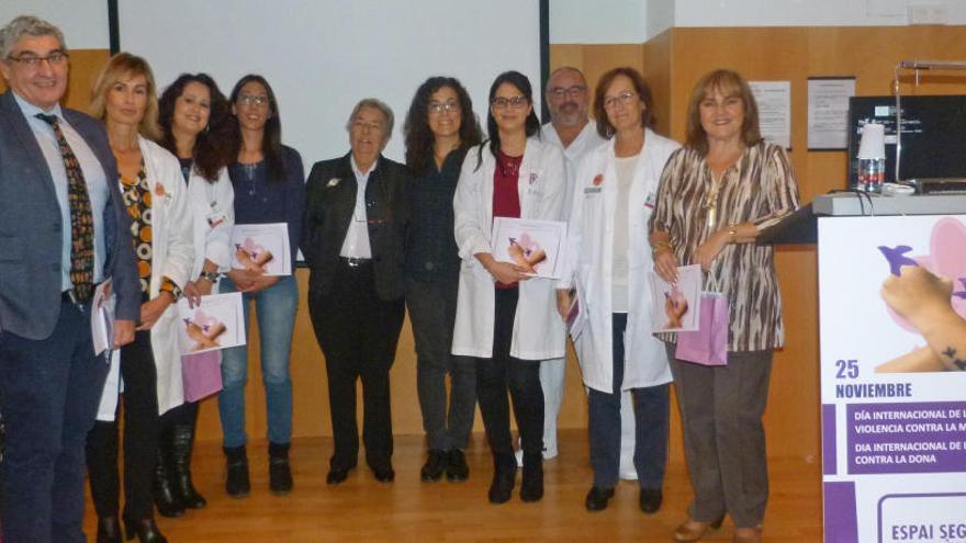 Participantes y ganadores del concurso junto a profesionales sanitarios