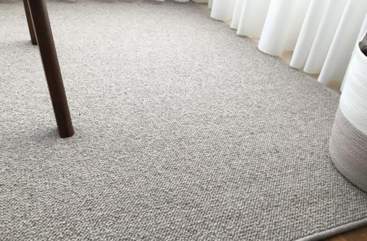 Una alfombra en el salón de casa.