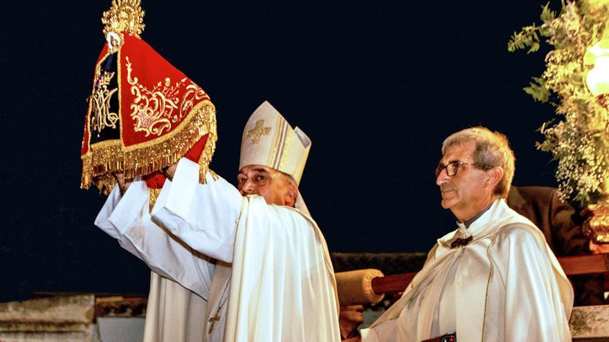 El Arzobispo recibe en Utiel la imagen de la Virgen del Remedio