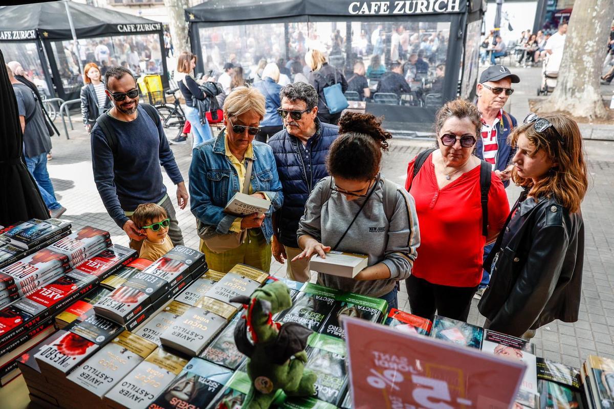 Ambiente de Sant Jordi en la plaza de Catalunya de Barcelona