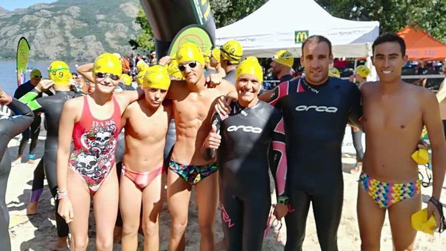 Componentes del Club Benavente Natación antes de la prueba.