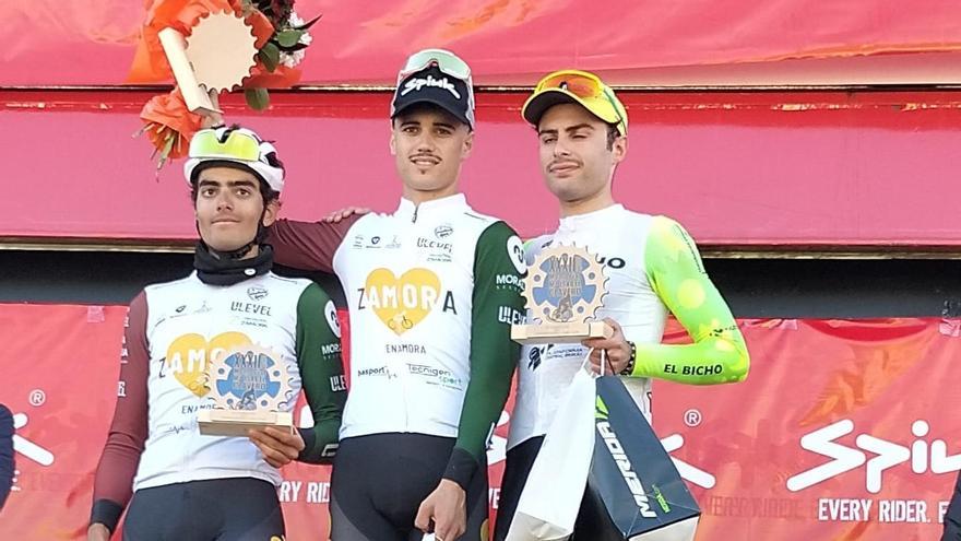 Domínguez y Gálvez, del Zamora Enamora Cycling Team, en lo más alto del podio de Las Rozas