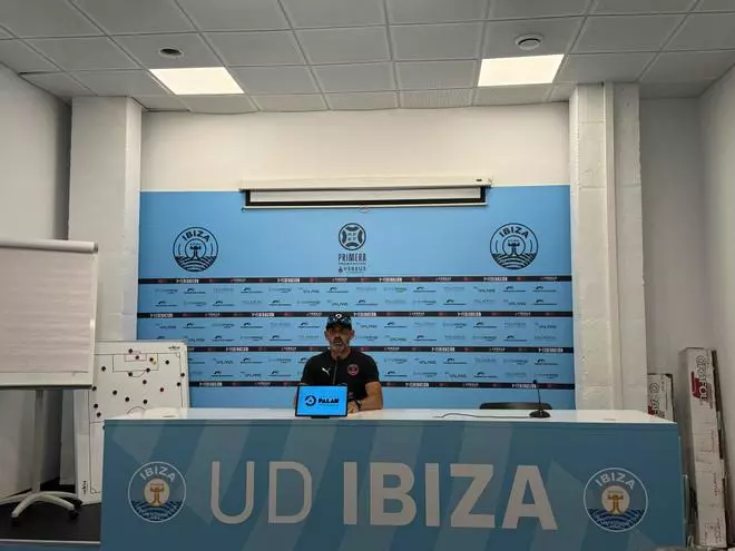 Paco Jémez, técnico de la UD Ibiza: «No voy a estar pendiente de lo que hagan los demás»