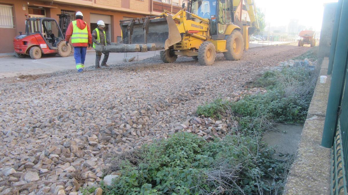 Los obreros retiran traviesas de la calle Mariano Benlliure