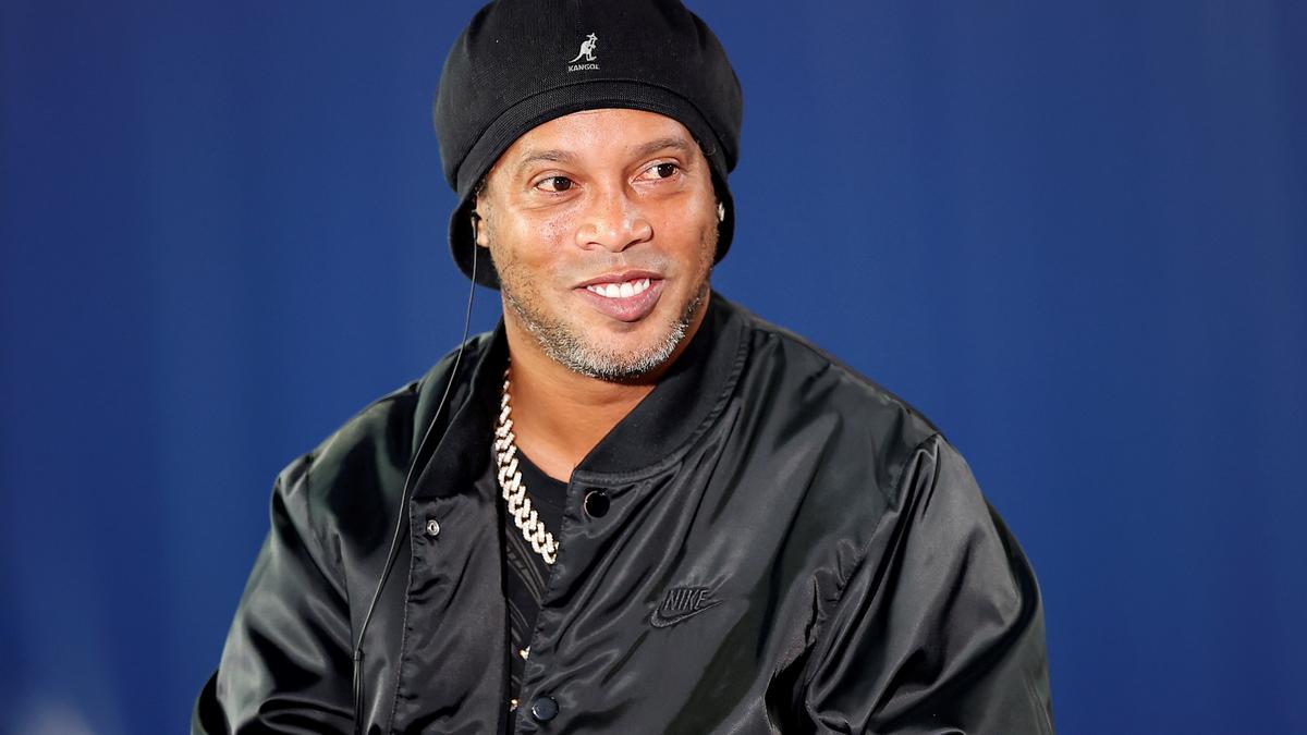 Ronaldinho fue detenido junto a su hermano en Paraguay por falsificar un pasaporte en 2020. Tras 171 días en la cárcel, cordaron pagar una multa de 200.000 dólares a cambio de suspender el proceso.