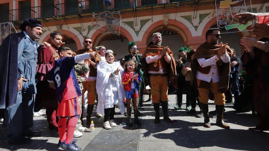 El carnaval finaliza con fiesta y con el dios Momo en la Corredera