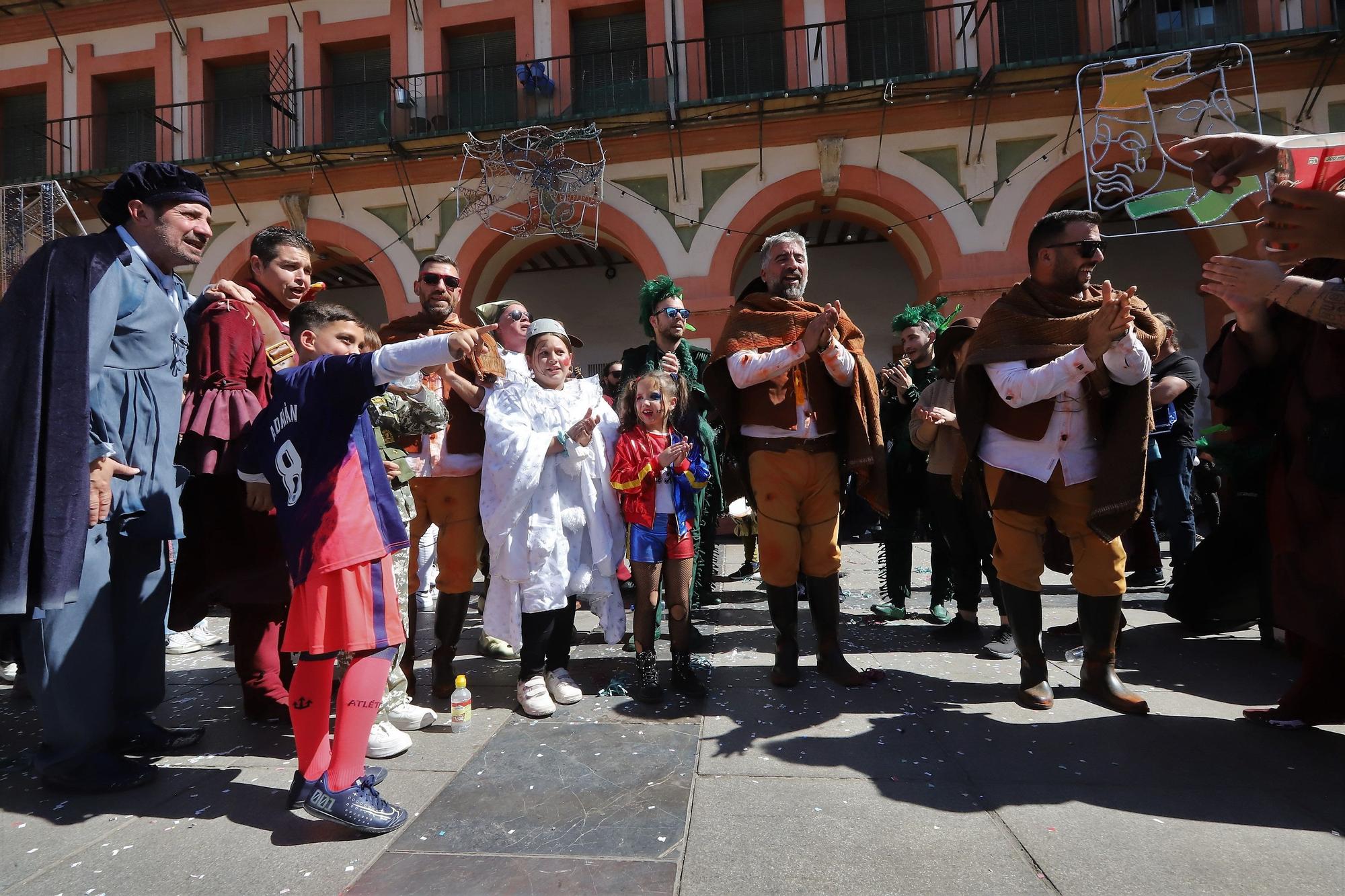 La plaza de La Corredera acoge la fiesta final del carnaval