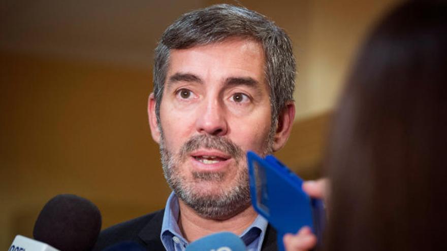 El Presidente de Canarias, Fernando Clavijo, atiende a los medios tras la firma del Plan Integral de Empleo de Canarias