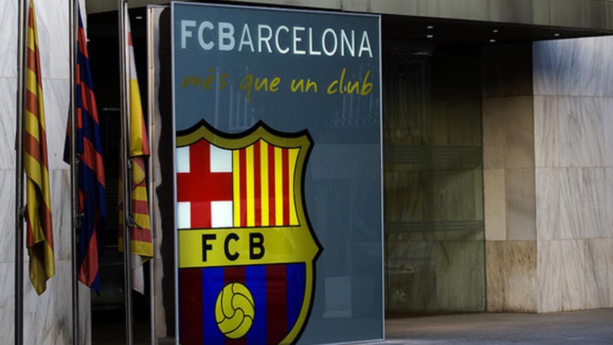 Puerta de acceso a las oficinas del Camp Nou en la avenida Aristides Maillol