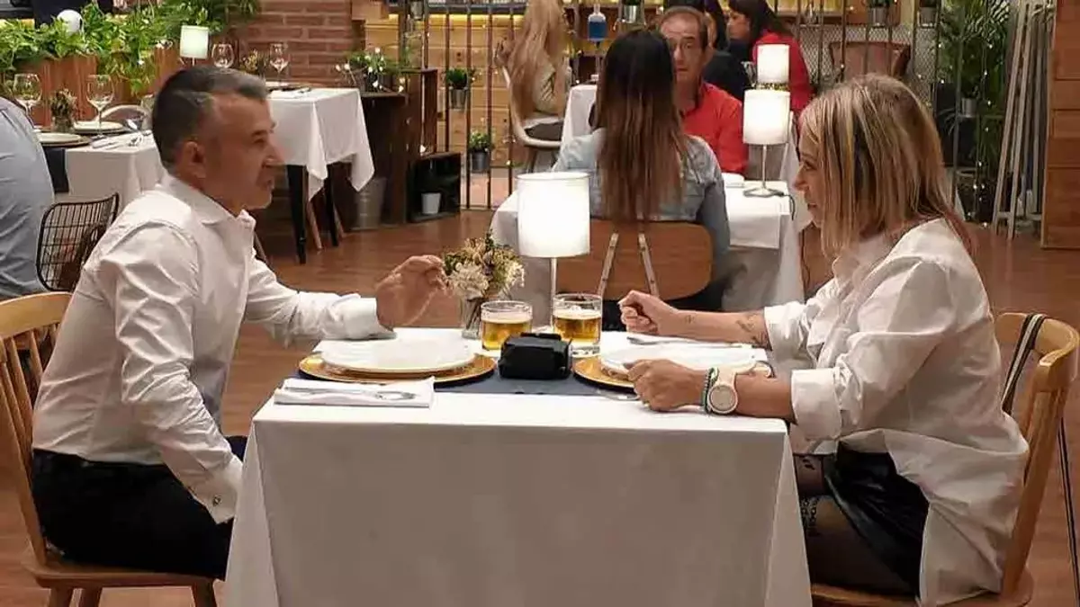 Vicente y María José conversan durante su cita en First Dates