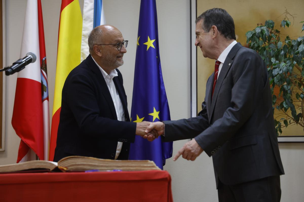 Abel Losada y Abel Caballero, durante el acto de toma de posesión do Goberno de Vigo, previa sinatura dos decretos de designación de áreas e concellerías delegadas. Alcaldía