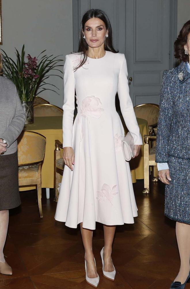 La reina Letizia, con look monocolor en marfil rosado, llega a la biblioteca Bernadotte en Estocolmo