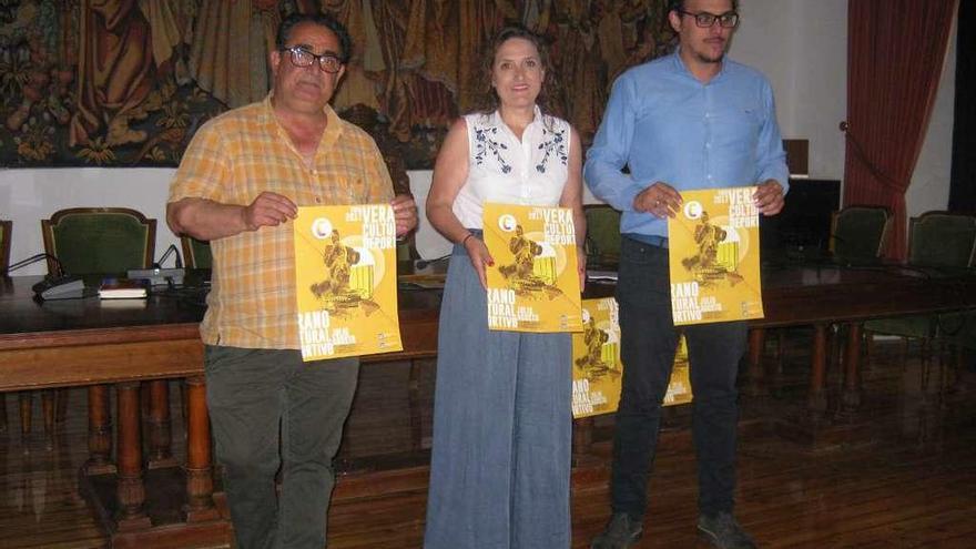 Juan Antonio Rodríguez, Sara Pérez y Tomás del Bien presentan el cartel.