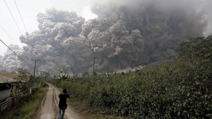 Erupción del volcán Sinabung, en Indonesia