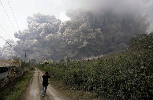 Erupción del volcán Sinabung, en Indonesia