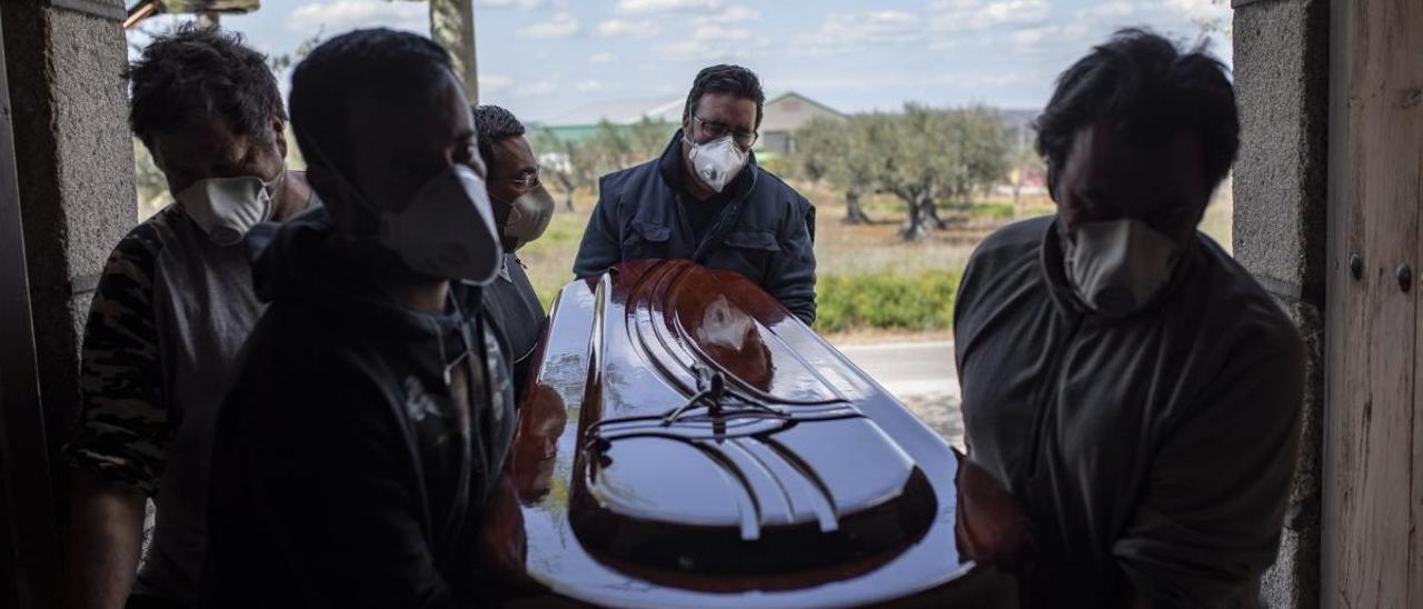 Funeral de un fallecido en la localidad ourensana de Fermoselle durante el estado de alarma. // E. Fraile