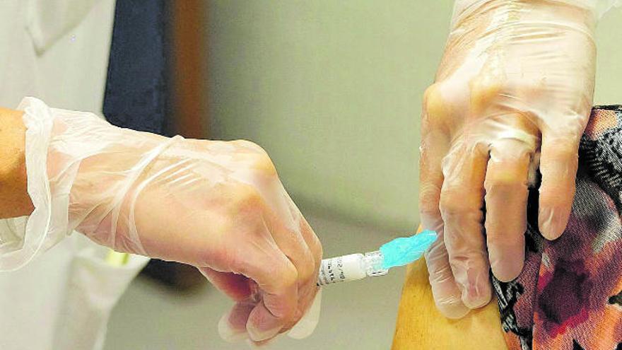 Una paciente recibe una dosis durante la campaña de vacunación de 2019 en Canarias.