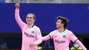 Griezmann sonríe tras marcar el único gol azulgrana en Ipurúa